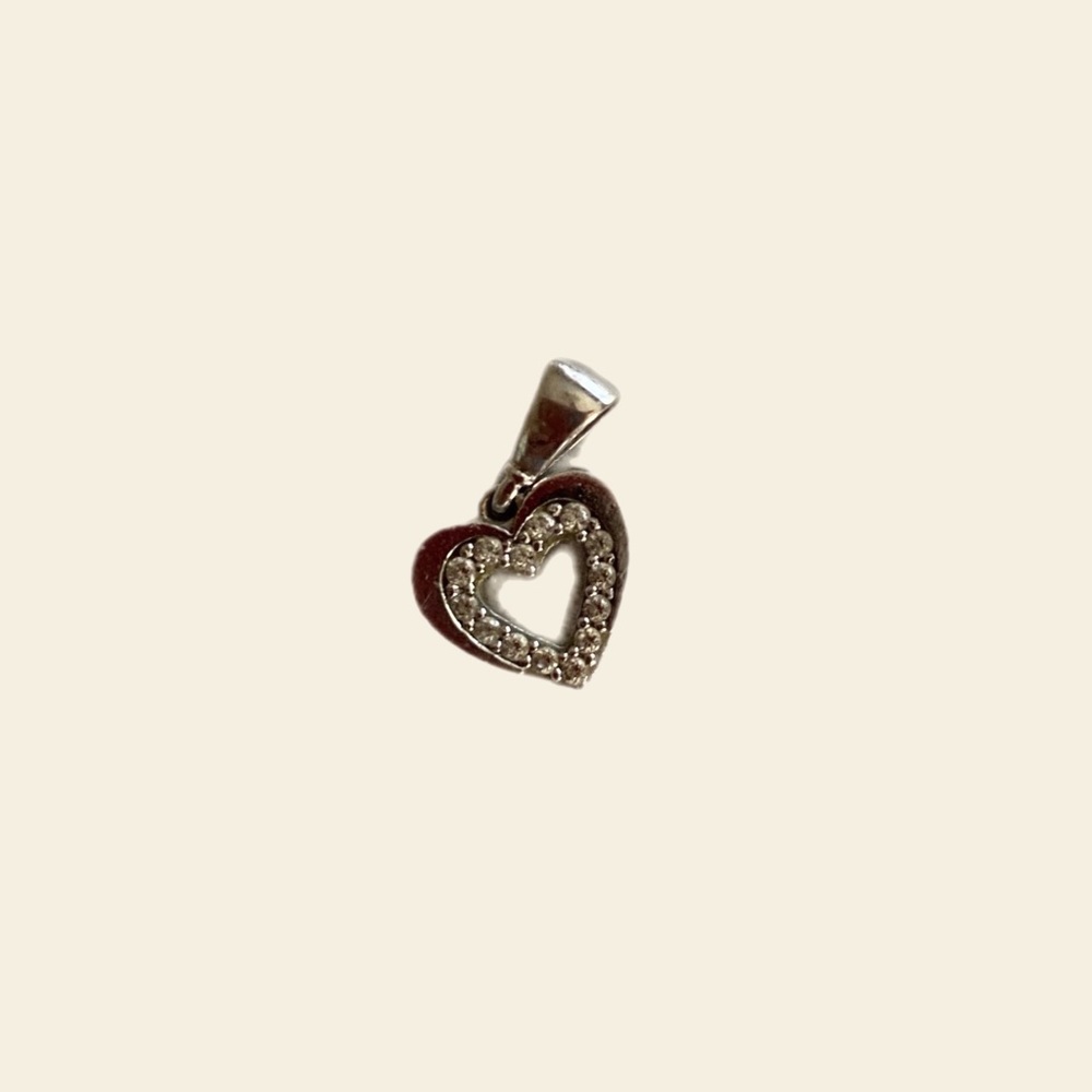 Heart-shapped white gold and diamond-encrusted necklace charm